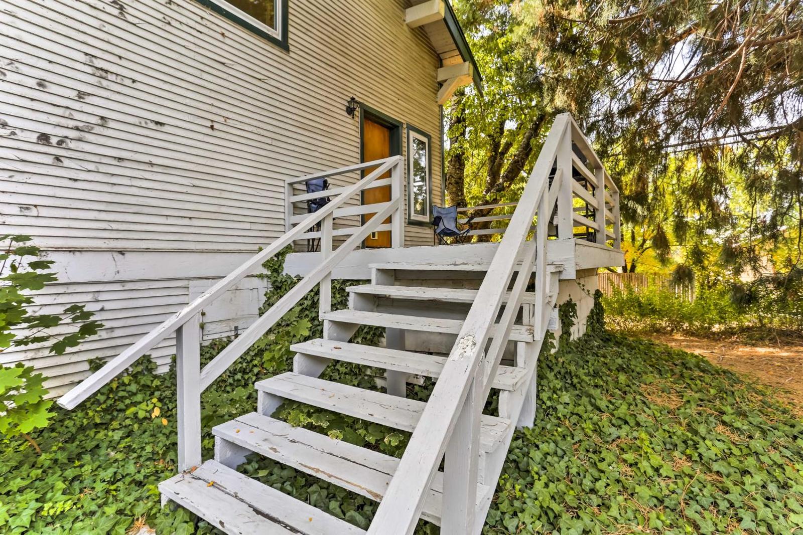 Cozy Studio Near Hiking & Skiing, Walk to Downtown Main image 1